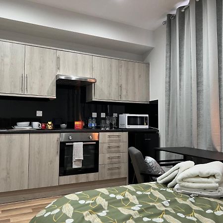 Mia Residence - Entire Studio Apartment - City View - London - Next To Ealing Broadway Station 외부 사진
