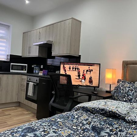 Mia Residence - Entire Studio Apartment - City View - London - Next To Ealing Broadway Station 외부 사진