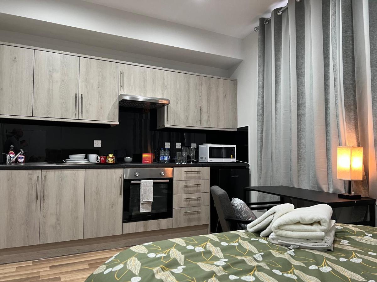 Mia Residence - Entire Studio Apartment - City View - London - Next To Ealing Broadway Station 외부 사진