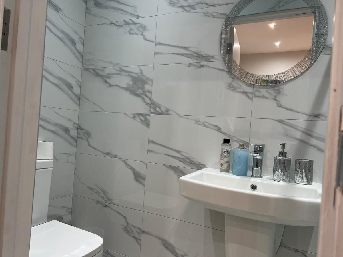 Mia Residence - Entire Studio Apartment - City View - London - Next To Ealing Broadway Station 외부 사진