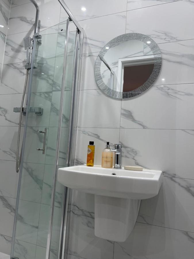 Mia Residence - Entire Studio Apartment - City View - London - Next To Ealing Broadway Station 외부 사진