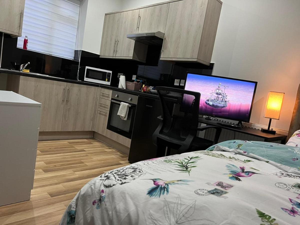 Mia Residence - Entire Studio Apartment - City View - London - Next To Ealing Broadway Station 외부 사진