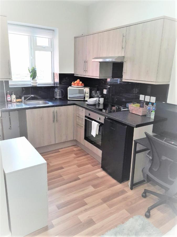 Mia Residence - Entire Studio Apartment - City View - London - Next To Ealing Broadway Station 외부 사진